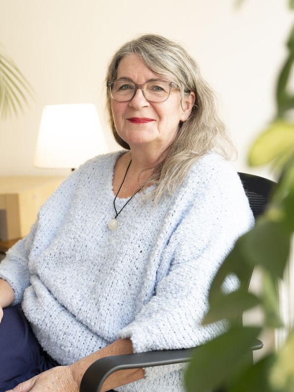 Therapeutin Petra Brookland in ihrer Praxis - Systemische Paar- und Familientherapie Köln-Nippes