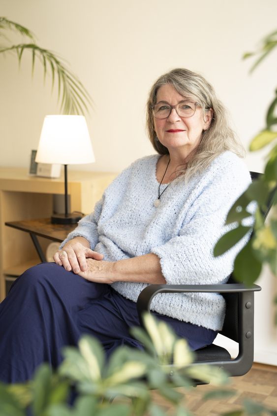 Therapeutin Petra Brookland in ihrer Praxis - Systemische Paar- und Familientherapie Köln-Nippes