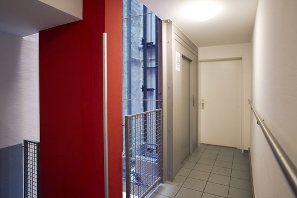 Flur mit Aufzug auf dem Weg zur Praxis